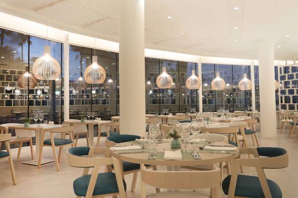 Innenbereich des Restaurants im Hotel Iberostar Selection Sabila mit modernen Möbeln und großen Fenstern.
