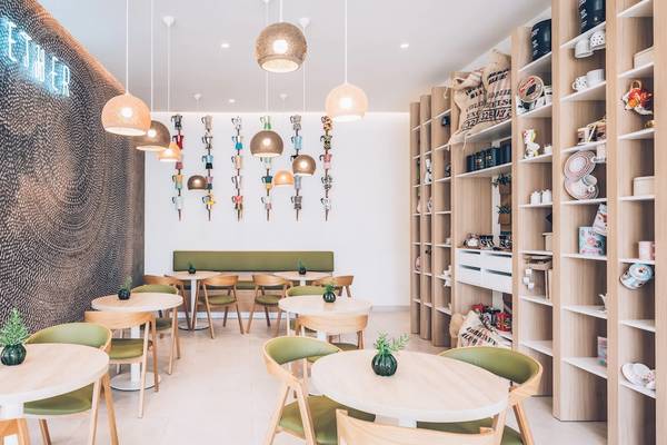 Inneneinrichtung des Iberostar Selection Sabila Hotels mit grünen Sofas, Holztischen und Regalen.