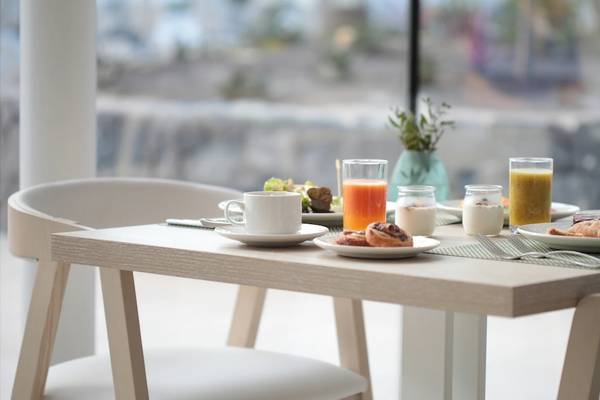 Frühstückstisch im Hotel Iberostar Selection Sabila mit Orangensaft, Croissants und Salat.