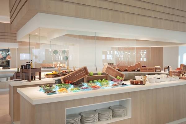 Buffetbereich im Iberostar Selection Sabila Hotel mit verschiedenen Gerichten und Speisen auf einem langen Tisch.