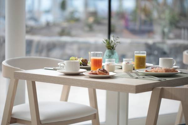 Frühstückstisch im Iberostar Selection Sabila mit Blick auf das Meer.