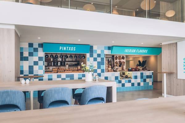 Innenansicht des Imbiss Pintxos im Iberostar Selection Sabila Hotel mit blau-weißen Fliesen und modernen Möbeln.