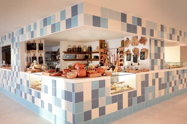 Rezeption im Iberostar Selection Sabila Hotel mit blau-weißen Fliesen und verschiedenen Produkten und Utensilien.