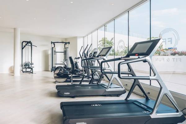 Fitness-Center im Iberostar Selection Sabila Hotel mit Laufbändern und Kraftgeräten.