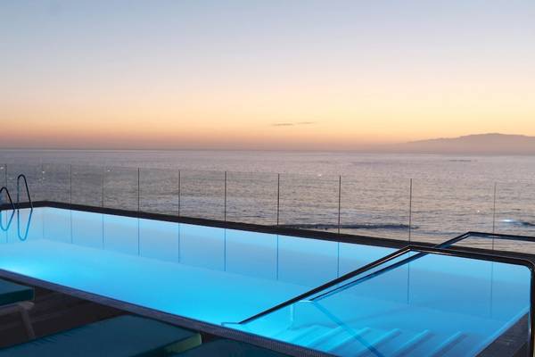 Pool mit blauem Licht am Ufer des Iberostar Selection Sabila Hotels bei Sonnenuntergang