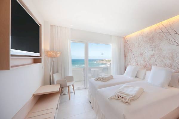 Doppelzimmer mit Meerblick im Iberostar Selection Sabila Hotel mit zwei Betten, Fernseher und Balkon.