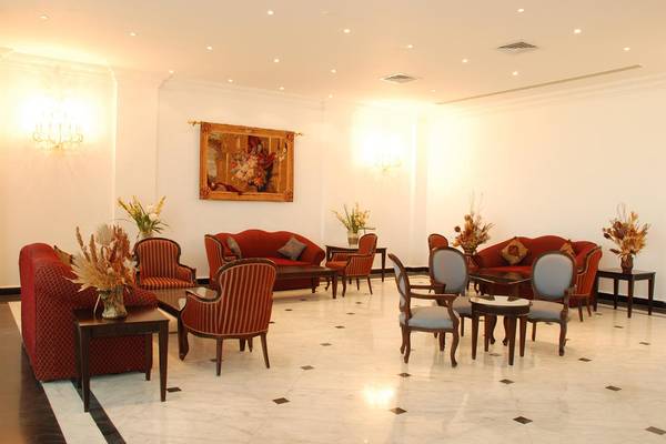 Lobby des Pyramisa Beach Resort Sahl Hasheesh mit Sofas, Stühlen und Tisch.