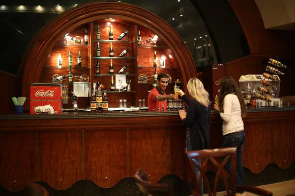 Bar Mitarbeiter bedient Kunden im Pyramisa Beach Resort