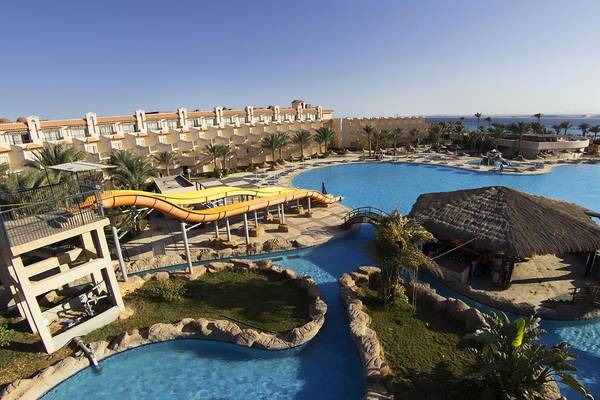 Luftaufnahme des Pyramisa Beach Resort Sahl Hasheesh mit großen Pools und Wasserrutschen