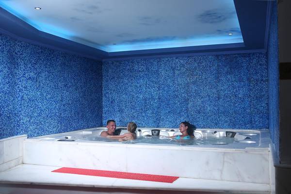 Familie im Whirlpool des Pyramisa Beach Resort Sahl Hasheesh