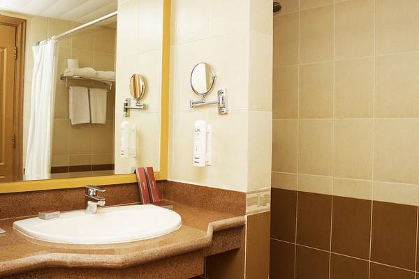 Badezimmer mit Waschbecken, Spiegel und Handtüchern im Pyramisa Beach Resort Sahl Hasheesh