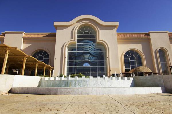 Außenansicht des Pyramisa Beach Resort Sahl Hasheesh mit Brunnen und Glasfenstern.