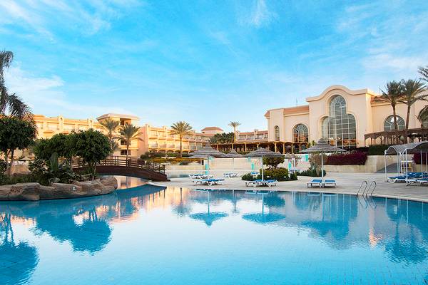 Außenpool des Pyramisa Beach Resort Sahl Hasheesh mit Hotelgebäude im Hintergrund