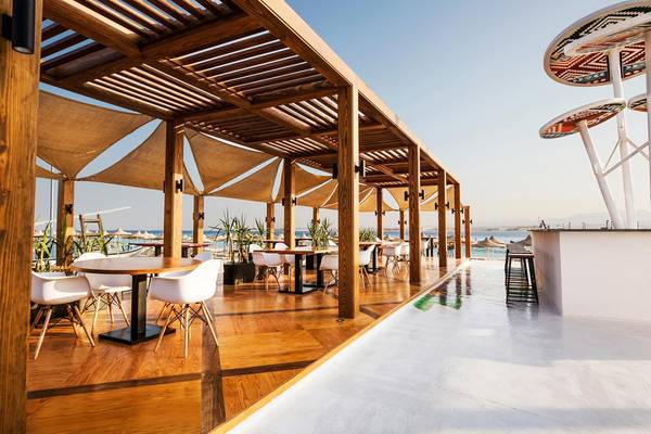 Terrasse des Pyramisa Beach Resort Sahl Hasheesh mit Tischen und Stühlen.