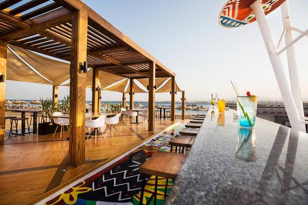Terrasse des Pyramisa Beach Resort Sahl Hasheesh mit Blick auf das Meer.