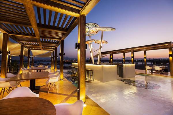 Pyramisa Beach Resort Sahl Hasheesh Terrasse im Abendlicht