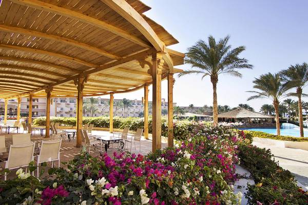 Terrasse des Pyramisa Beach Resort Sahl Hasheesh mit Tischen und Stühlen