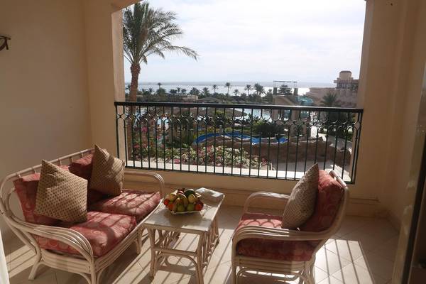 Aussicht vom Balkon des Pyramisa Beach Resort mit einem Blick auf den Pool und das Meer.