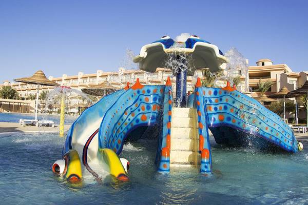 Wasserrutsche im Pyramisa Beach Resort Sahl Hasheesh mit Wasserfontaene und Hotel im Hintergrund