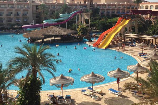 Gesamtansicht des Pyramisa Beach Resort Sahl Hasheesh mit großen Wasserrutschen und Pool
