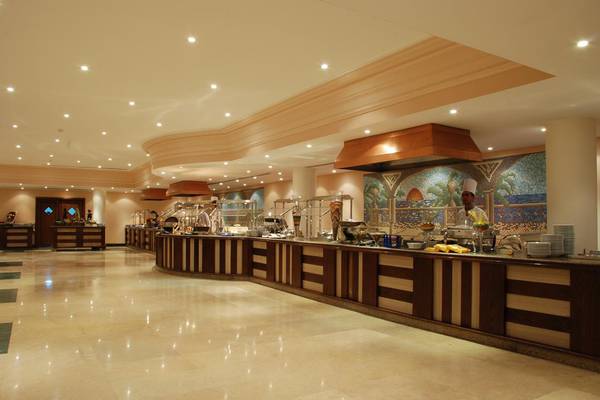 Innenansicht des Restaurants im Pyramisa Beach Resort Sahl Hasheesh mit einem langen Buffet.