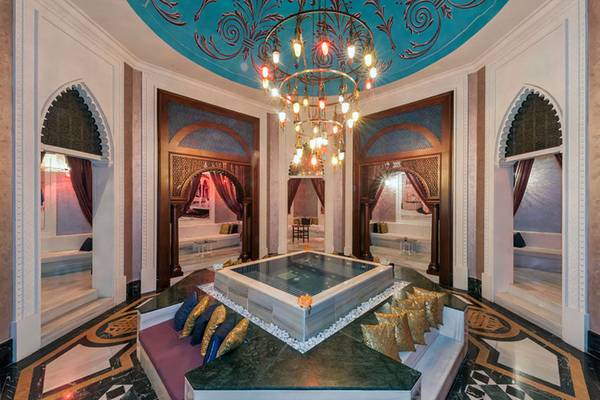 Innenbereich des Rixos Premium Bodrum mit zentralem Pool und dekorativen Elementen