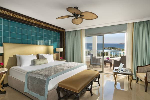 Luxuriöse Suite im Rixos Premium Bodrum mit Balkon und Meerblick.