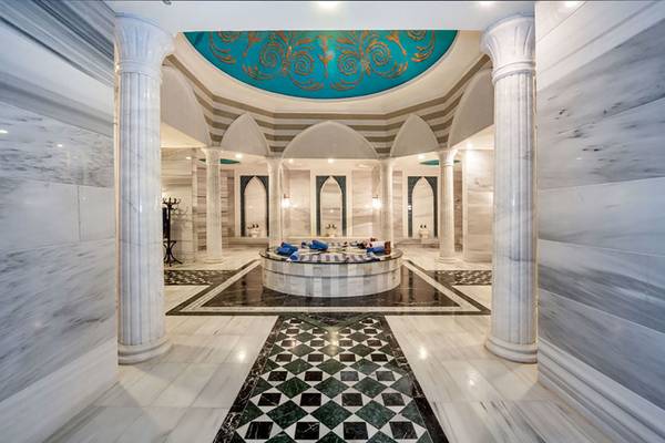 Innenansicht des Spas im Rixos Premium Bodrum Hotel mit Marmorwänden und Decken.