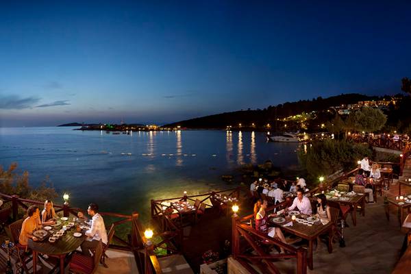 Abendessen am Strand im Rixos Premium Bodrum mit Blick auf das Meer.