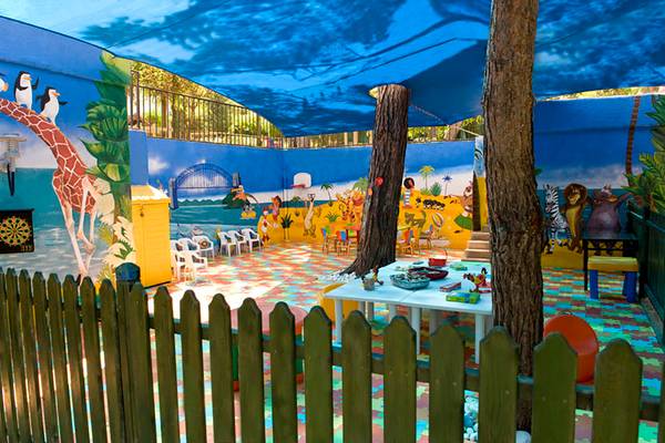 Spielplatz im Hotel Rixos Premium Bodrum mit bunten Wandmalereien und verschiedenen Spielgeräten.