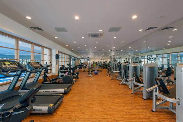 Fitnesscenter im Rixos Premium Bodrum Hotel mit Laufbändern und Trainingsgeräten.