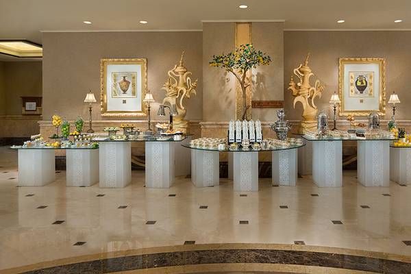Buffettisch im Emirates Palace Mandarin Oriental mit diversen Gerichten und goldenen Statuen.