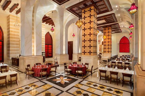 Innenansicht des Restaurants im Emirates Palace Mandarin Oriental mit Tisch und Stuhlanordnung