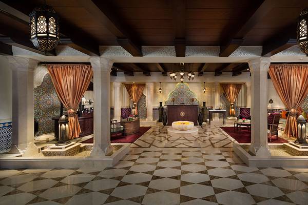 Loungebereich des Emirates Palace Mandarin Oriental mit Marmorboden, Säulen und dekorativen Vorhängen.