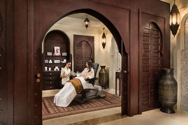 Zwei Frauen erhalten eine Spa-Behandlung im Emirates Palace Mandarin Oriental.