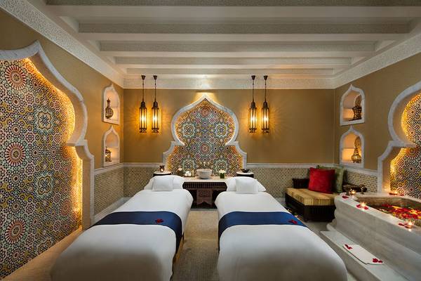Behandlungsraum im Emirates Palace Mandarin Oriental Spa mit zwei Betten und einem Badewanne.