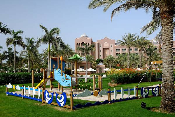 Kinderspielplatz vor dem Emirates Palace Mandarin Oriental Hotel.