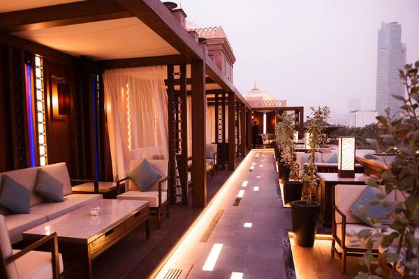 Terrasse im Emirates Palace Mandarin Oriental Hotel mit Möbeln und Blick auf die Stadt.
