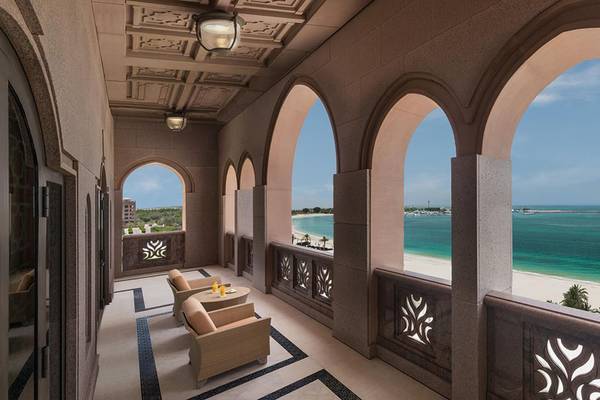 Blick vom Balkon des Emirates Palace Mandarin Oriental auf den Strand