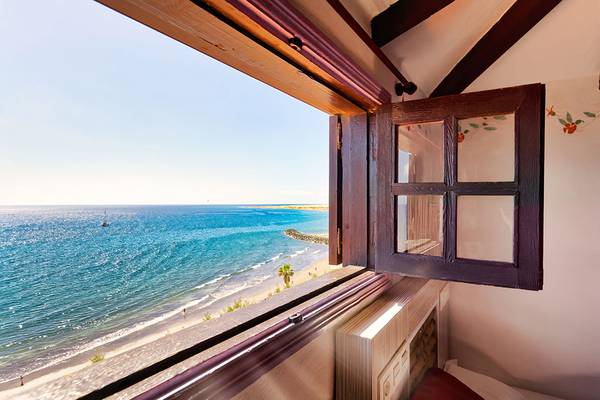 Ausblick aus Fenster auf Meer bei schönem Wetter im Parque Tropical Hotel.