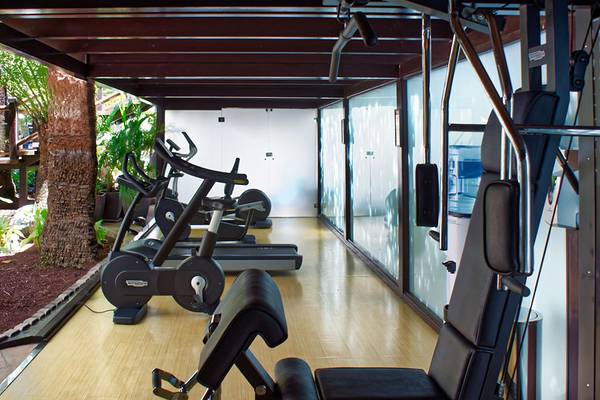Fitnessbereich im Parque Tropical Hotel mit Cardiogeräten und Panoramafenstern.