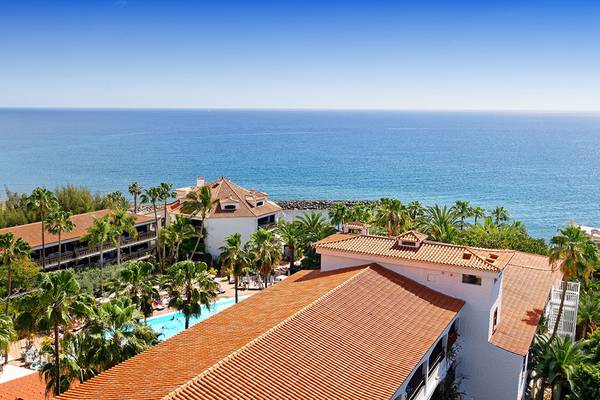 Luftaufnahme des Parque Tropical Hotels mit Ozean und Palmenbäumen.