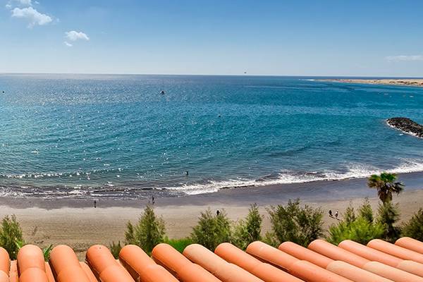 Aussicht auf den Strand von Parque Tropical mit vielen Besuchern und blauem Meer