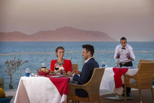 Paar bei romantischem Essen am Meer im Sunrise Arabian Beach Resort