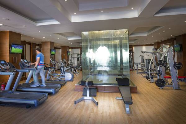 Fitnesscenter im Sunrise Arabian Beach Resort mit Läufer auf Laufband und anderen Geräten