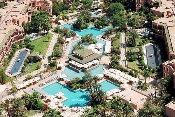 Luftaufnahme des Palmeraie Palace Resorts mit Swimmingpools, Sonnenliegen und Bäumen