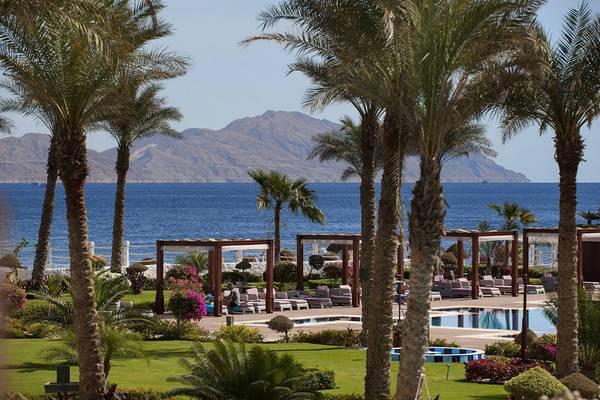 Außenbereich des Sunrise Arabian Beach Resorts mit Blick auf das Rote Meer