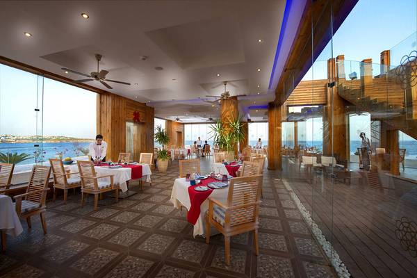 Innenansicht des Restaurants im Sunrise Arabian Beach Resort mit Blick auf das Meer.