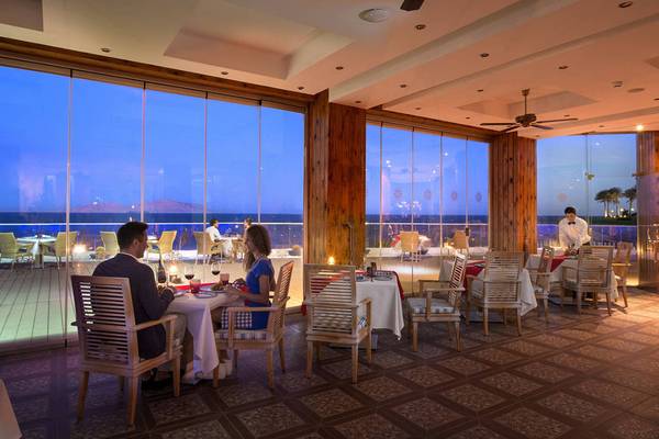 Paar sitzt bei einem romantischen Abendessen im Restaurant des Sunrise Arabian Beach Resort.