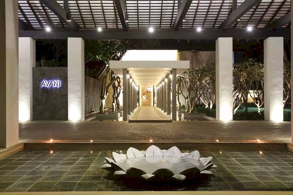 Außenansicht des Avani Kalutara Resorts mit eingelassener Lotusblume und beleuchtetem Eingang.